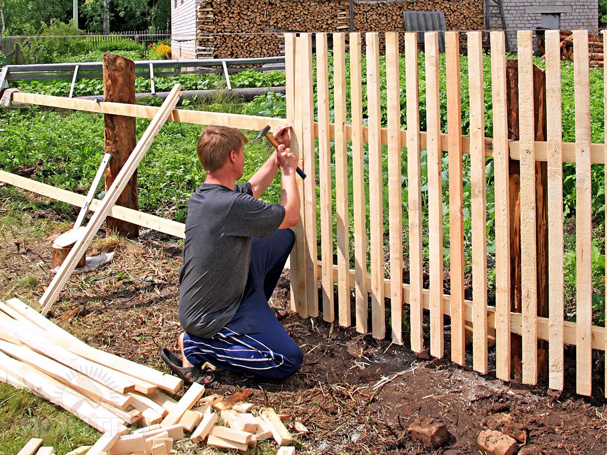 Забор из деревянного штакетника 